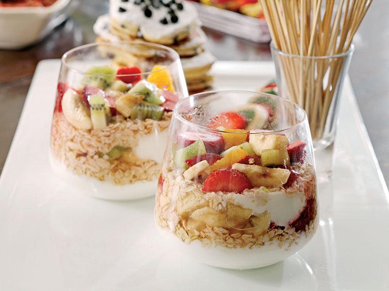 Ballı yoğurtlu ve yulaflı meyve salatası (*) Honey yoghurt and oat fruit salad