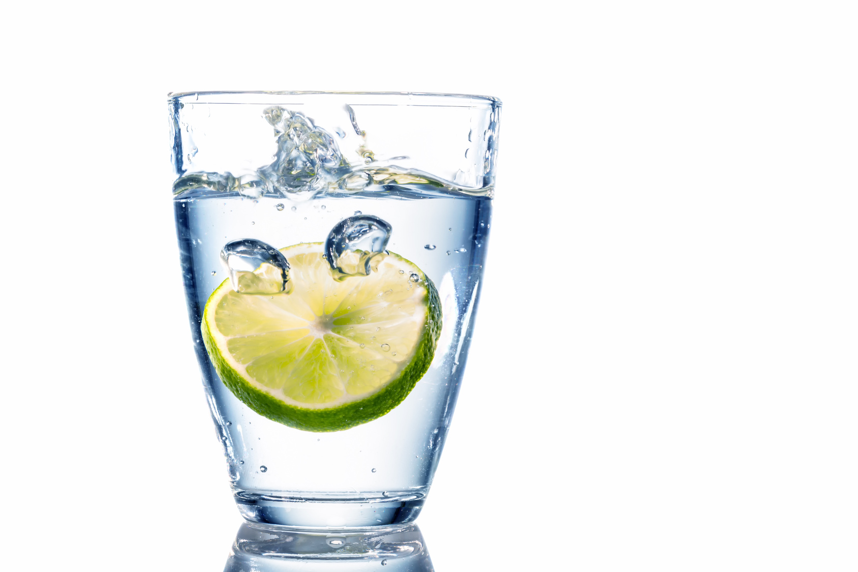 Ein Glas mit frischem Trinkwasser und einer Limette. Mineralwasser als Durstlöscher.